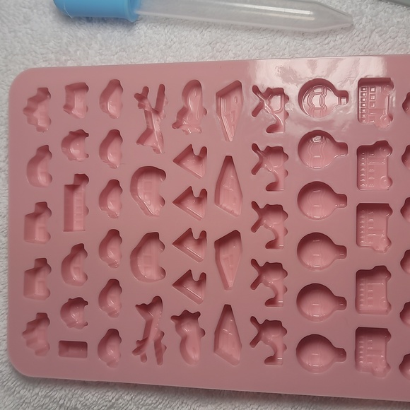 Gummy Candy Molds 2 pack with eyedropper - Picture 3 of 4